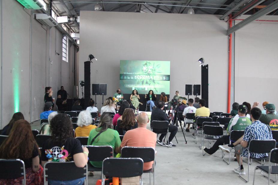 participantes assistem à palestra #paratodosverem