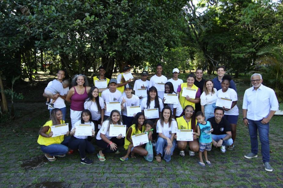 jovens mostram certificados #paratodosverem