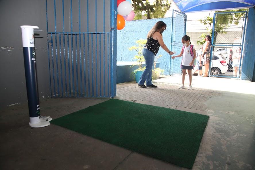 criança entra na escola e tem temperatura medida #paratodosverem 