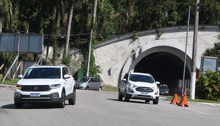 dois carros saindo do túnel. #paratodosverem