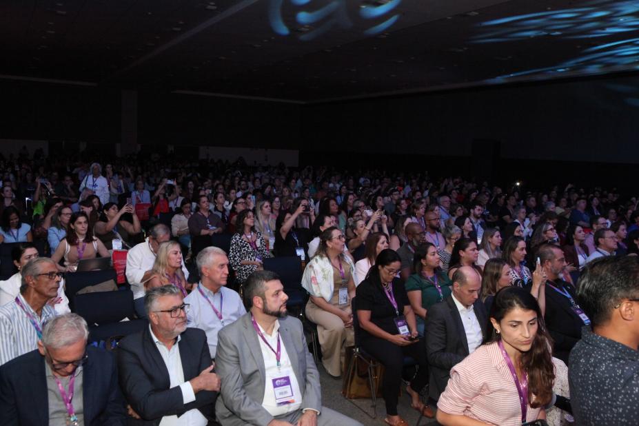 plateia lota auditório. #paratodosverem