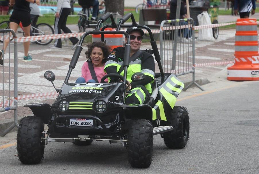 duas pessoas em um buggy #paratodosverem