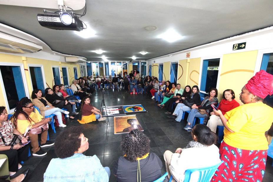 mulheres reunidas em palestra em auditório. #paratodosverem