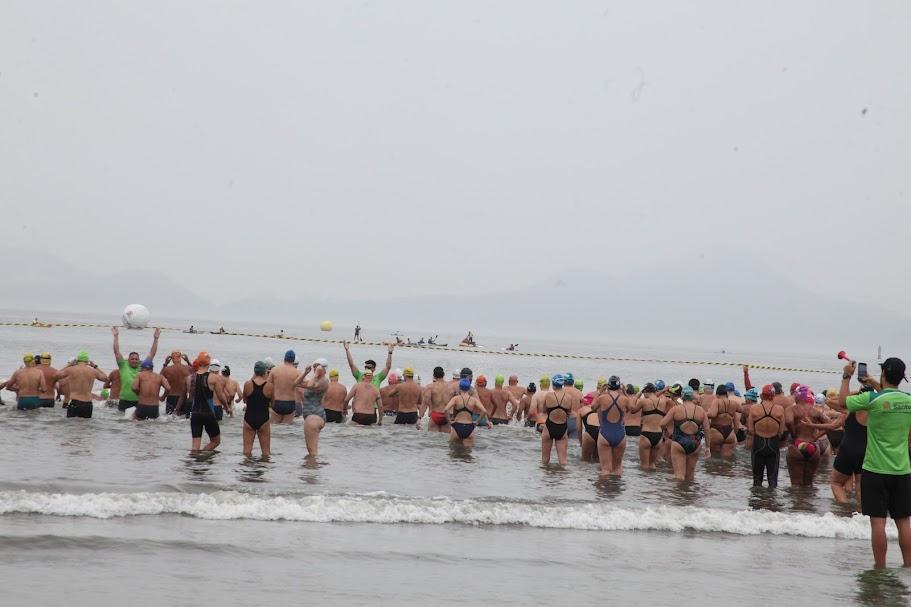 atletas entrando no mar para nadar #paratodosverem