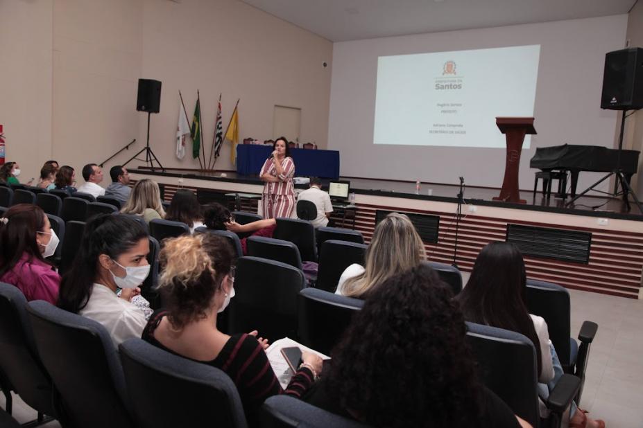 mulher fala em auditorio com várias pessoas #paratodosverem