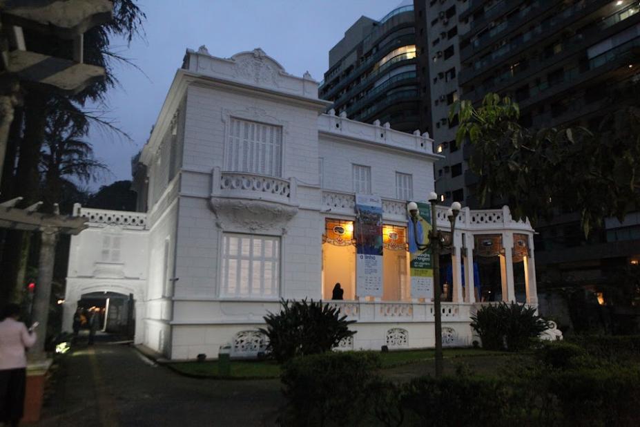 a fachada do casarão branco. #paratodosverem 