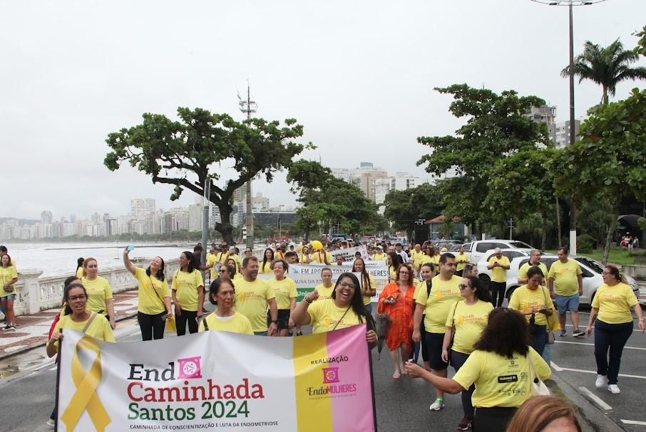caminhada com mulheres vestidas de amarelo. #paratodosverem 