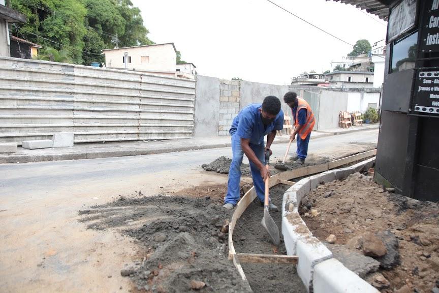 dois operários atuam na reconstrução de guia #paratodosverem 