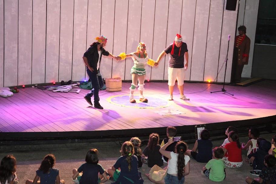 três personagens estão apresentando teatro infantil em palco. #paratodosverem 