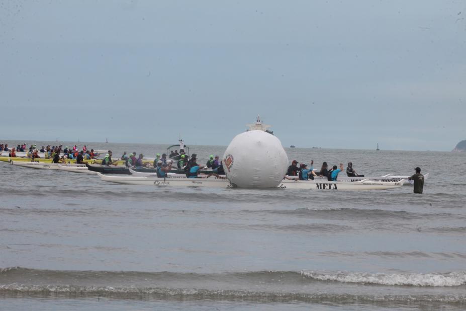 canoa no mar com atletas. #paratodosverem