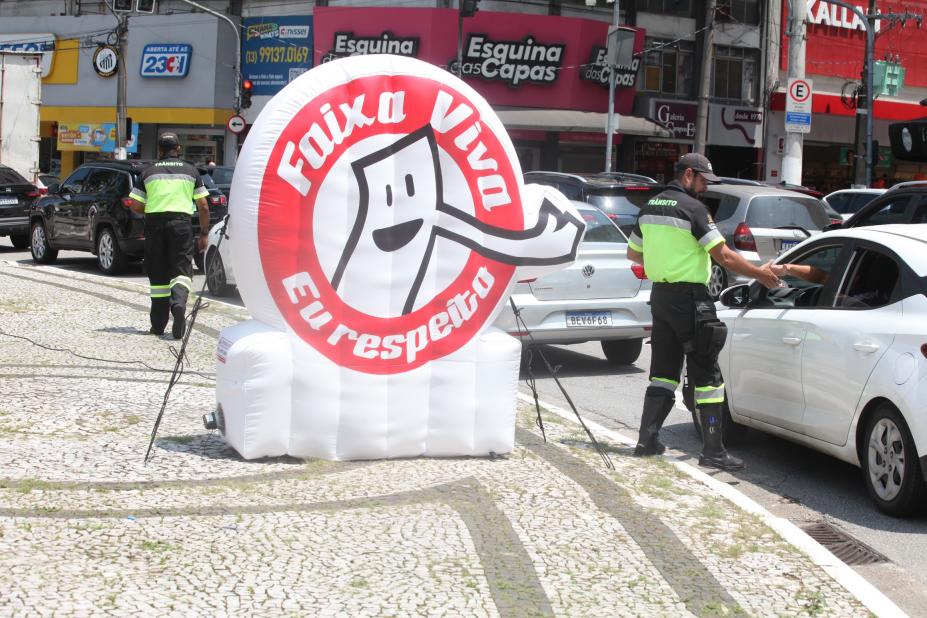 agentes da cet junto à inflável distribuem folhetos. #paratodos