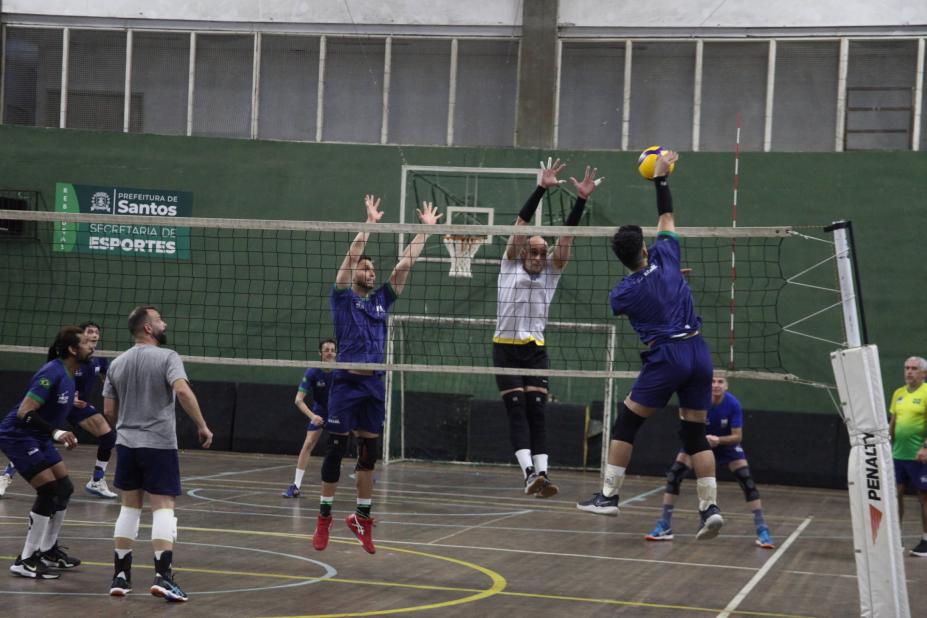 homens jogam vôlei em quadra. #paratodosverem