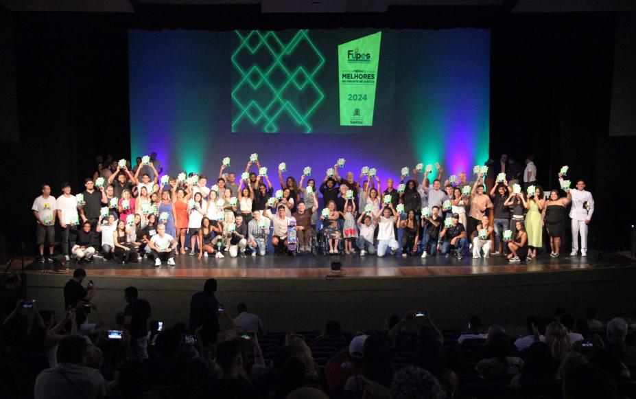 atletas e personalidades estão  palco segurando seus troféus. #paratodosverem 