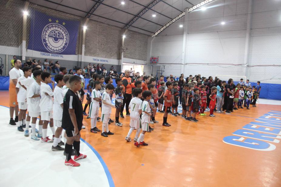 atletas perfilados antes da competição iniciar #paratodosverem