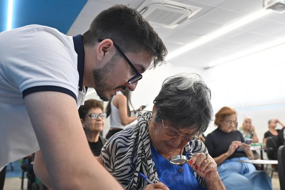 rapaz ajuda idosa em aula #paratodosverem