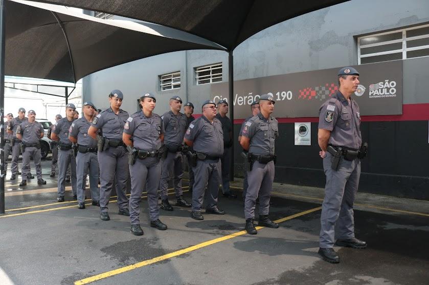 policiais estão em pé, perfilados, parados e com as mãos para trás. #paratodosverem 