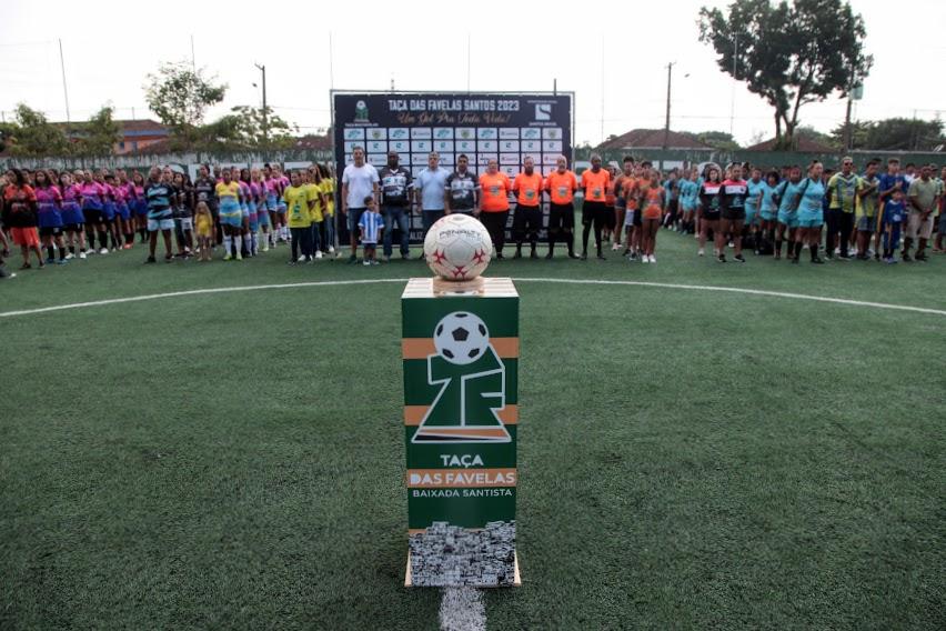 atletas perfilados em campo #paratodosverem