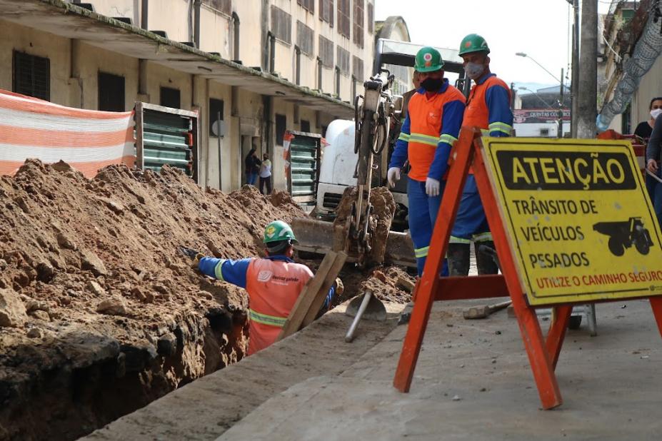 Trabalhadores em obra #paratodosverem