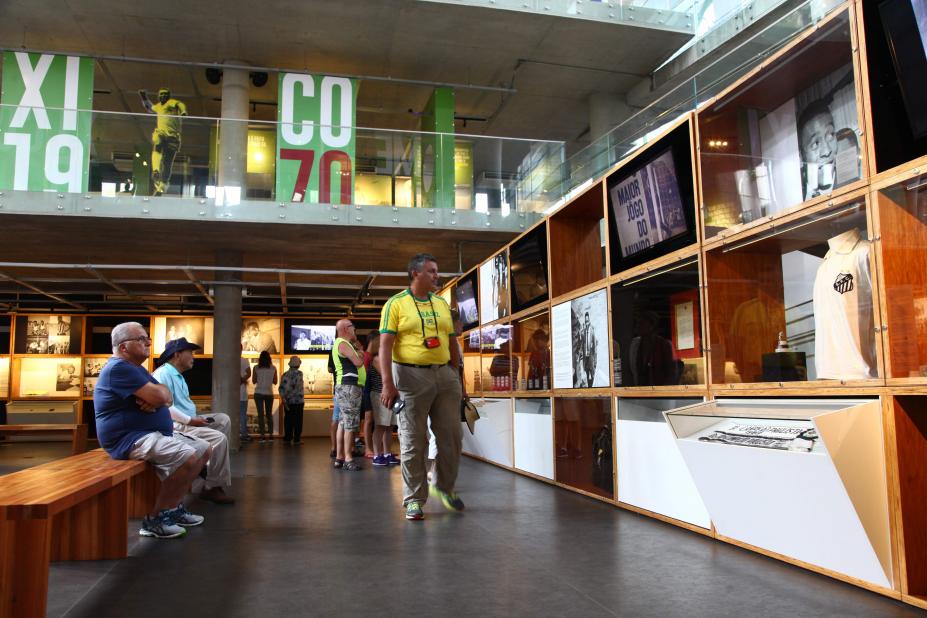 Vista geral de sala de exposições do Museu Pelé. #Pracegover