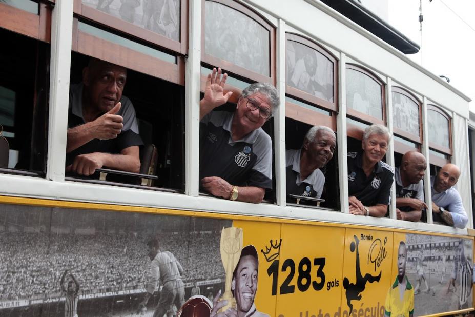 antigos ídolos do santos fc e edinho, filho de pelé nas janelas do bonde repaginado. #paratodosverem 