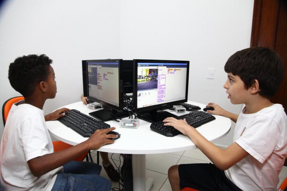 crianças no computador #paratodosverem