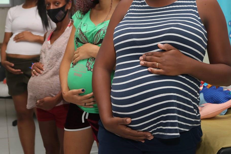close na barriga de quatro gestantes. seus rostos não aparecem. #paratodosverem