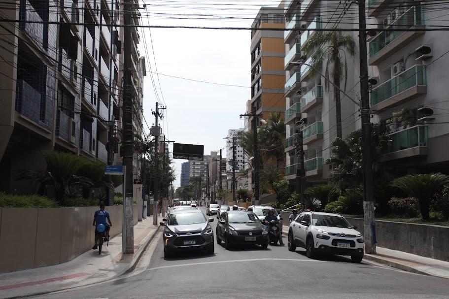 carros parados em rua diante de semáforo. #paratodosverem 