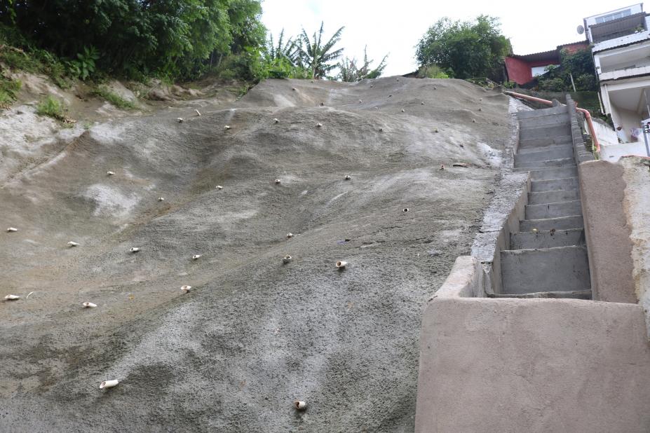 concreto em trecho de morro, proteção feita em concreto com vários degraus #paratodosverem