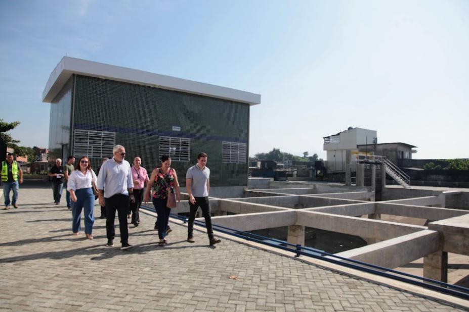 pessoas estão circulando em torno de estrutura. #paratodosverem