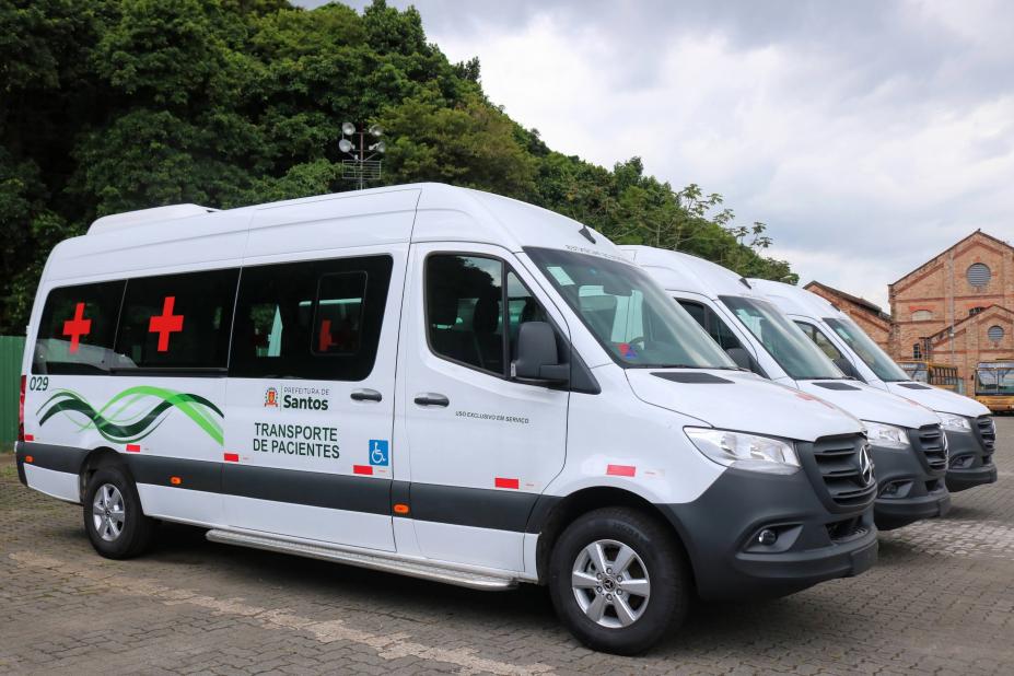 três vans enfileiradas , com logotipo da prefeitura de santos #paratodosverem