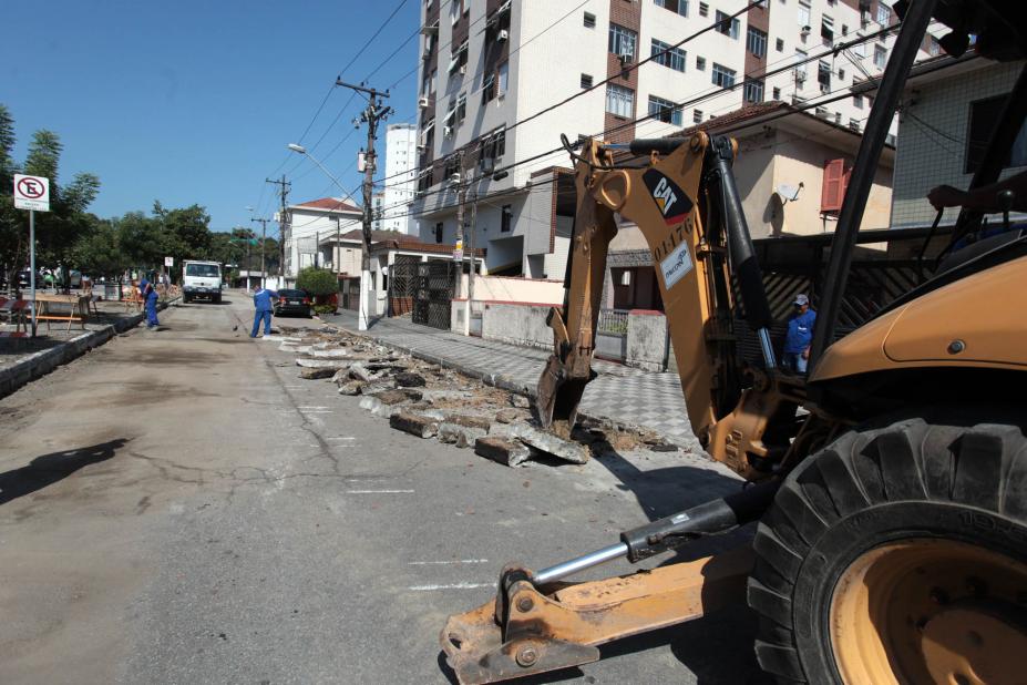 operários e máquina atuam na obra #pracegover 