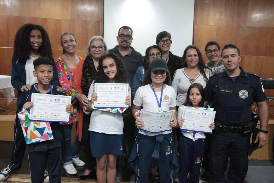 crianças mostram diplomas do prêmio #paratodosverem 