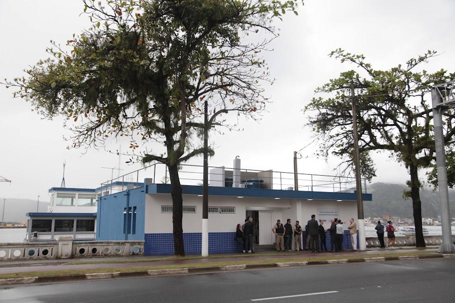 fachada de prédio junto à mureta da ponta da praia. #paratodosverem