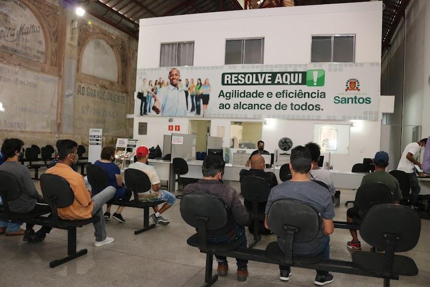 pessoas estão sentadas no salão do centro de emprego aguardando atenidmento. #paratodosverem