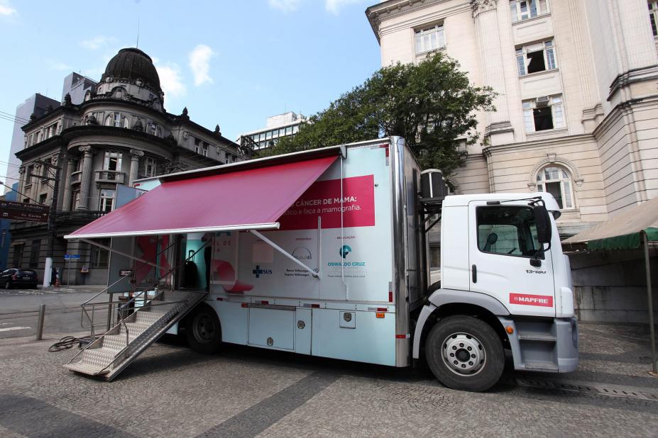 Caminhão de mamografia, com toldo cor de rosa armado está estacionado na  Praça Mauá. #Pracegover