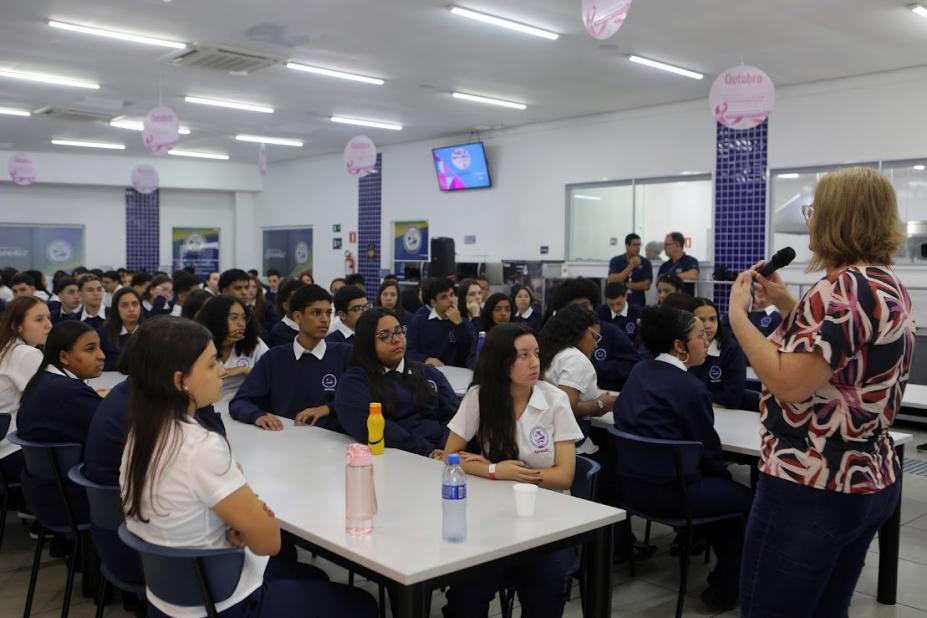 mulher faz palestra para sala lotada #paratodosverem 