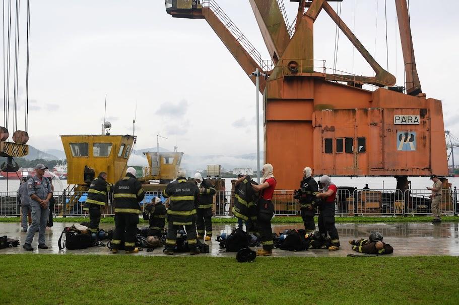 alunos com uniformes de combate ao fogo se preparam para entrar no flutuante. #paratodosverem 