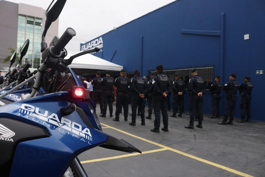 agentes da guarda perfilados ao fundo e moto em primeiro plano. #paratodosverem
