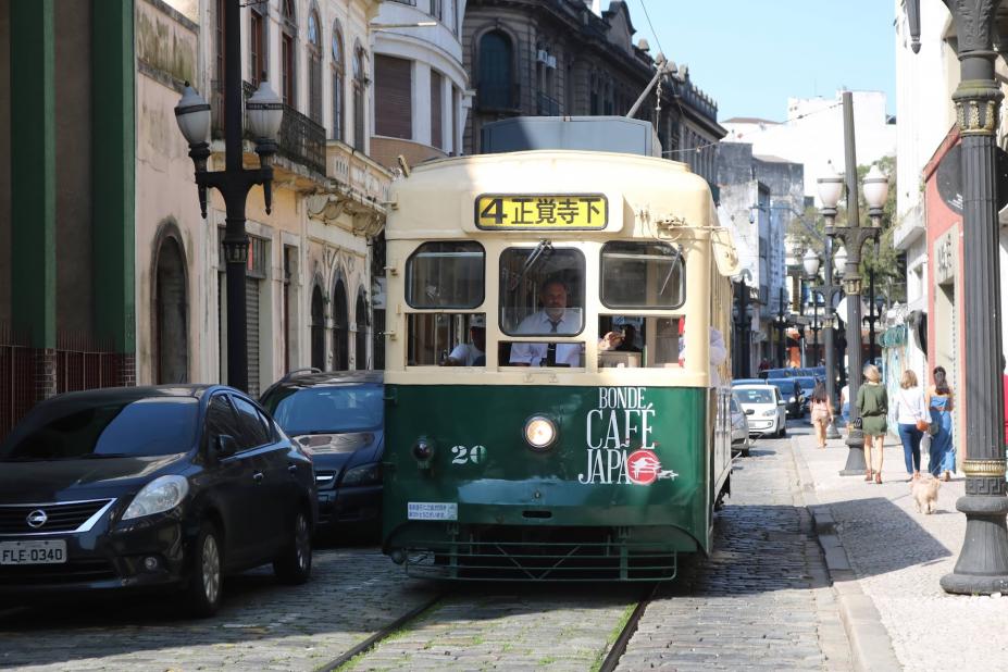 bonde japão percorre rua no centro histórico. #paratodosverem