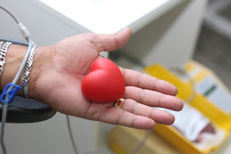 palma de mão aberta segura bola antiestresse (para apertar e estimular bombeamento de sangue) em formato de coração. #paratodosverem 