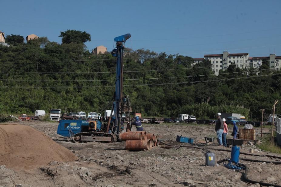 terreno com equipamentos para fundações. #paratodosverem 
