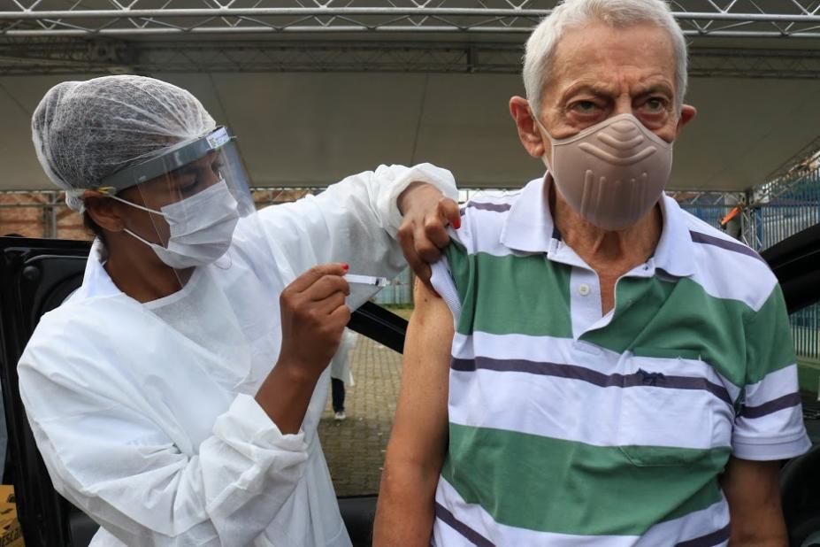 idoso vacinado  no braço #paratodosverem 