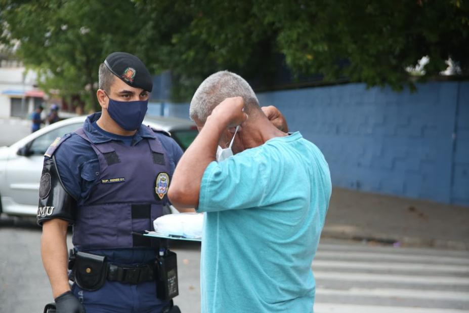 guarda olha homem colocando máscara #paratodosverem 