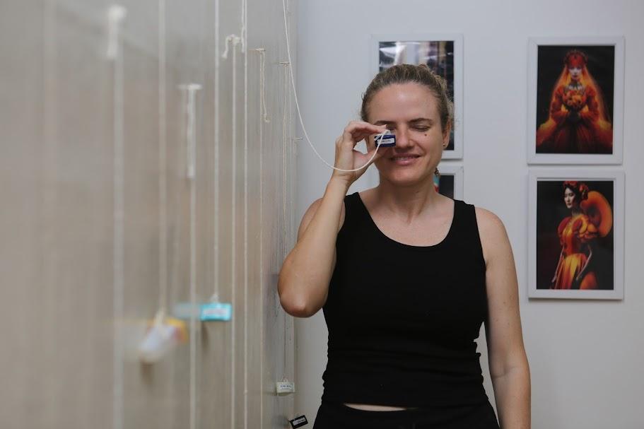 mulher segura e olha dentro de monóculo. #paratodosverem 