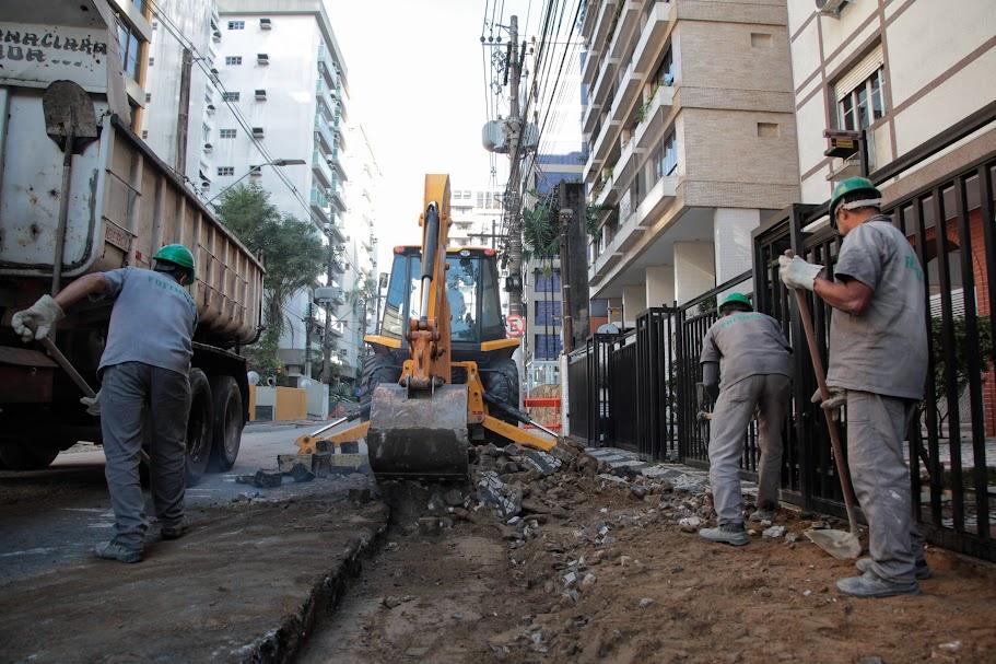 trator na rua removendo paralelepípedos e homens trabalhando, #paratodosverem