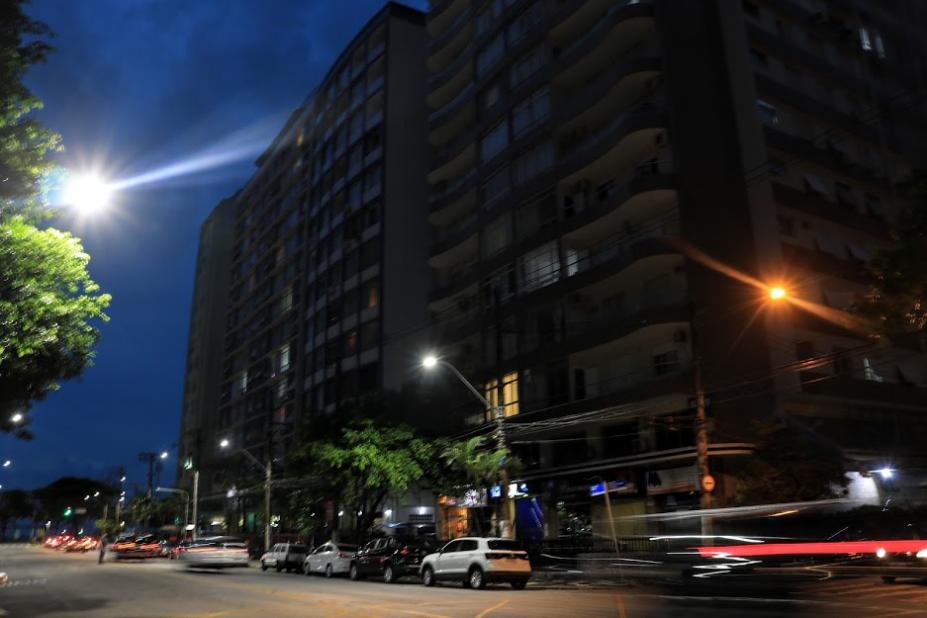 avenida com os 2 tipos de luzes na imagem #paratodosverem 