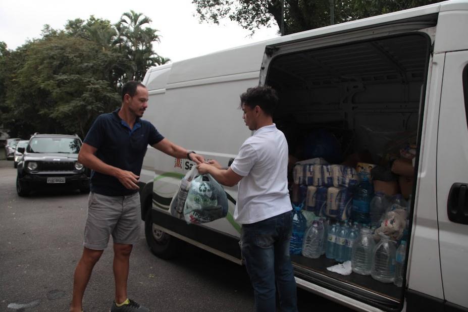 homem entrega doação em van #paratodosverem