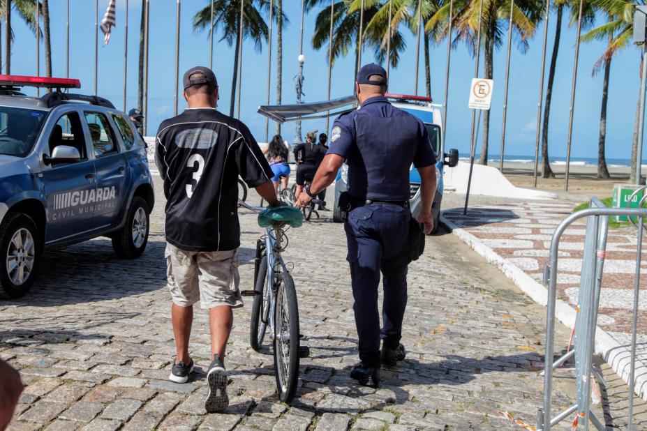 guarda acompanha rapaz de bicicleta #paratodosverem 