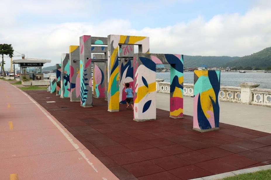 parkour com piso de borracha na orla da praia #paratodosverem