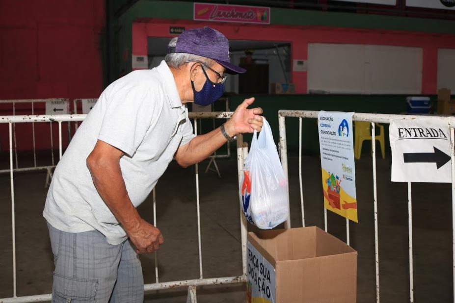 idoso coloca doação em caixa #paratodosverem 